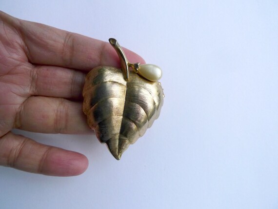 Gold heart leaf and a teardrop faux pearl . 60s A… - image 2