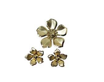 70s - 80s double petals gold flower statement jewelry set . clip on earring and brooch