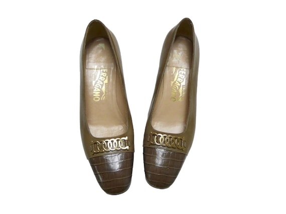 Salvatore Ferragamo Leather Pumps . Size 7 1/2 C . Made in  display picture 3