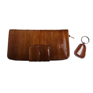 Cartera larga de piel de anguila marrón de Lee Sands de los años 70; cartera con chequera y llavero. Fabricada en Corea