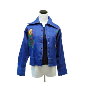 60s - 70s birds embroidered resized jacket . fits a small to medium