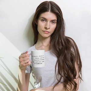 Kundenspezifische assyrische Alphabet-Tasse: Personalisierte Keramikkaffeetasse
