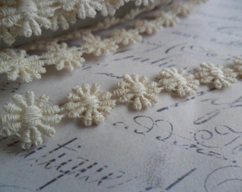 1/2 inch Natural Ivory Cotton Petite Daisy Chain Trim