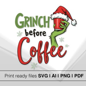 Może przedstawiać: Zielona ręka Grincha w czerwonym kapeluszu Świętego Mikołaja trzymająca czerwony kubek z kawą z napisem "Grinch before Coffee" w zielonych i czerwonych literach.