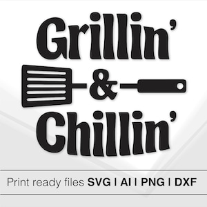 Könnte beinhalten: Schwarzweißes Grafikdesign mit dem Text "Grillin' & Chillin'" und einem Spatel mit Griff. Der Text ist in einem Retro-Schriftart-Stil. Druckfertige Dateien SVG, AI, PNG, DXF.