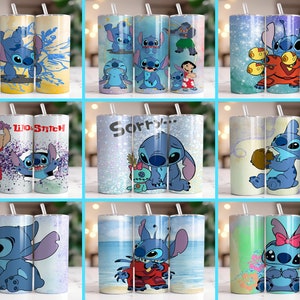 Puede incluir: Nueve vasos de acero inoxidable con el personaje Stitch de la pel&iacute;cula animada Lilo & Stitch. Los vasos muestran a Stitch en varias poses y escenarios, con dise&ntilde;os que incluyen fondos florales, escenas de playa y el texto "Sorry...". Cada vaso tiene una pajita transparente.