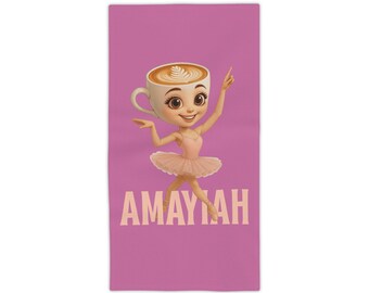 Könnte beinhalten: Ein rosa rechteckiges Handtuch mit einem Cartoon-Ballerina-Design. Die Ballerina hat eine Kaffeetasse als Kopf und trägt ein rosa Tutu und einen rosa Body. Der Text "AMAYYAH" ist unten auf dem Handtuch hellrosa gedruckt.