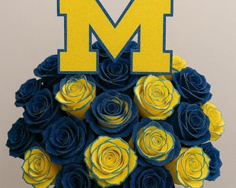 Ramo de rosas personalizado para graduación: centro de mesa con los colores y el logotipo de la escuela.