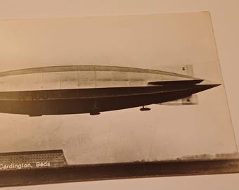 Cartolina fotografica d'epoca della U.S.S. North Carolina. Anni '60 + 3 francobolli da 6 centesimi.