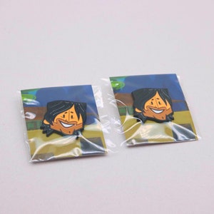 Chris McLean Emaille Pins von Total Drama Island!