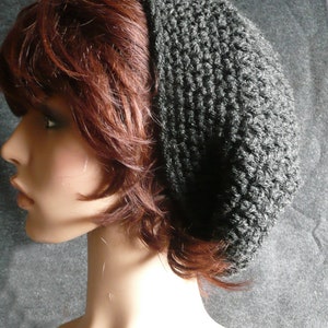 Shorter Slouchy Beanie in Charcoal Gray Heather Bild 3