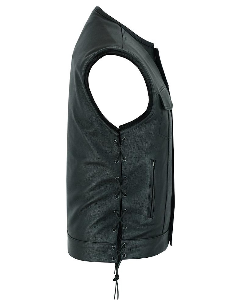 Puede incluir: Chaleco de cuero negro para motocicleta con la espalda con cordones y un bolsillo con cremallera en el lado derecho.