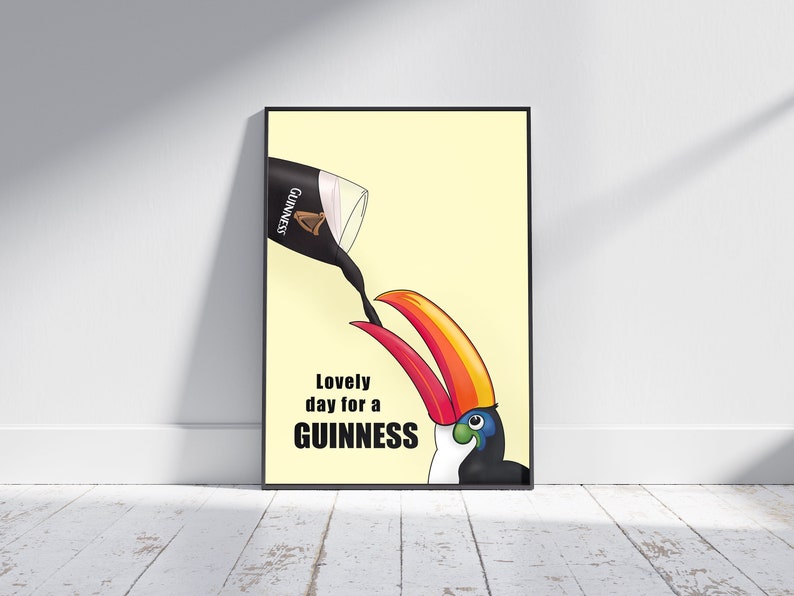 K&ouml;nnte beinhalten: Ein Tukan mit einem gro&szlig;en orangefarbenen Schnabel trinkt aus einem Glas Guinness-Bier. Der Text "Lovely day for a GUINNESS" befindet sich unter dem Tukan.