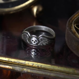 Winged Skull Death&#39;s Head Sterling Silver Memento Mori Ring