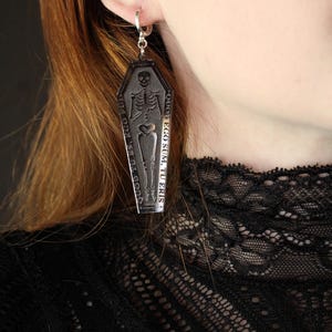 Pendientes góticos de calavera de acrílico gris cortados con láser con diseño de ataúd Memento Mori