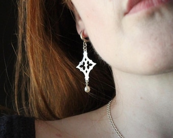 Single Pearl Silver Gothic Tracery Earring