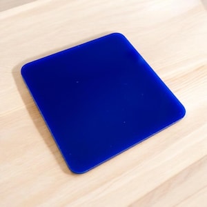 Peut inclure: Un dessous de verre carré bleu en acrylique.