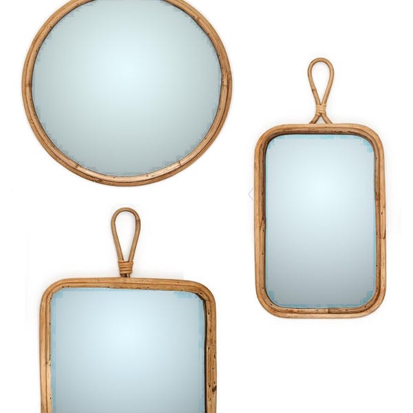 Conjunto de espelhos franceses de bambu e rattan, em três tamanhos e formatos diferentes, típicos do estilo meados do século XX.