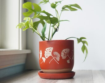 Ginkgo Leaf Planter - Paprika Red plant pot with drainage + saucer