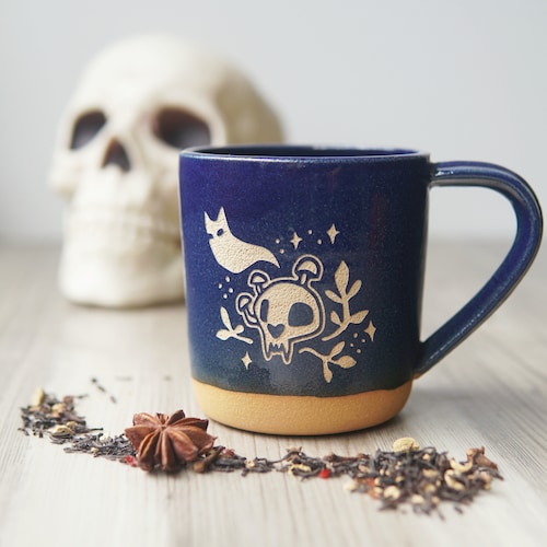 Mug tête de mort hantée, chat fantôme avec champignons