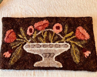 PRIMITIVE Flower basket rug hooking hooked pattern with stunning artistry on primitive linen