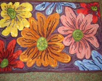 Large texture flowers (daisy) rug hooking hooked pattern on primitive linen