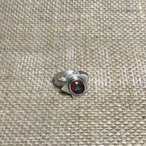 手作りの本物のオパールスターリングシルバーリング サイズ7