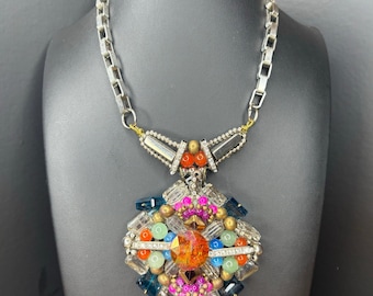 Collar con colgante grueso Pam Hiran de Anthropologie, collar llamativo de 35,5 cm (14")