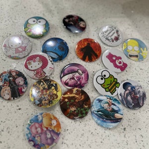 Überraschungspaket von Anime Knöpfen