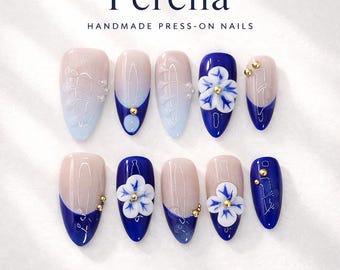 Uñas postizas Ferena hechas a mano en azul con punta francesa y diseño floral 3D, elegante conjunto de verano.