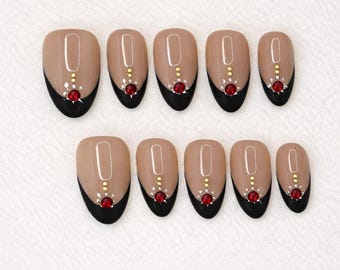 Ongles noirs à presser avec pointe française Ferena, accent gemme rouge | Ongles nude amande | Ongles réutilisables faits main élégants