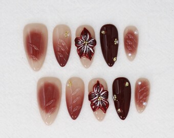 Ongles à presser floraux bordeaux Ferena en forme d'amande | Nude, rouge bordeaux, fleurs 3D, reflets dorés | Faux ongles élégants et réutilisables faits à la main