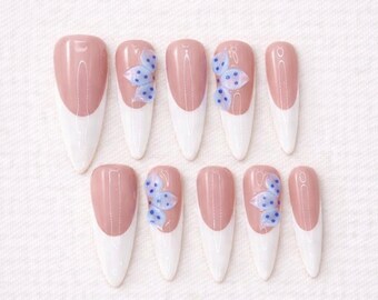 Ongles à presser avec pointe française rose tendre Ferena avec motif floral bleu 3D | Ongles en forme d'amande | Ensemble d'ongles faits main élégant