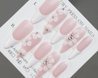 Ongles Ferena rose tendre floral floral French Tip Presse sur ongles | Ongles fleur 3D | Ongles de mariée | Forme d'amande | Ensemble d'ongles fait main