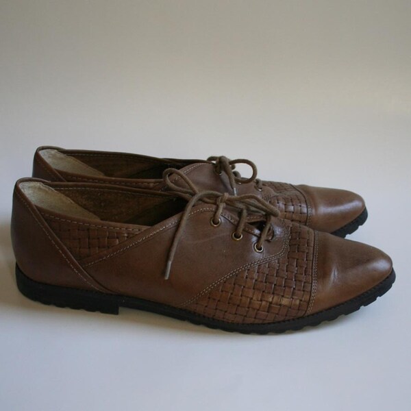 size 8 olive drab leather pointy toed woven lace up oxfords. dainty. brown. taupe. neutral. smooth. made in brazil.