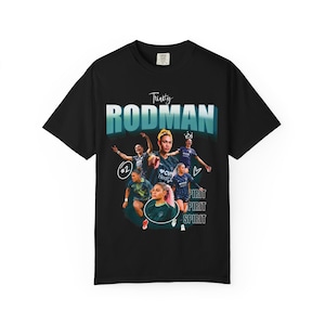 Könnte beinhalten: Schwarzes T-Shirt mit einer Grafik von Trinity Rodman und dem Namen "RODMAN" in Türkis. Das Design enthält Bilder von Fußballspielerinnen und das Wort "SPIRIT" vertikal wiederholt.