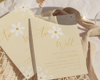 Könnte beinhalten: Eine gelbe und weiße Einladungskarte mit einem Gänseblümchenmuster und dem Text "Two Wild" in goldener Schrift. Die Einladung ist für die zweite Geburtstagsfeier eines Kindes und enthält Datum, Uhrzeit, Ort und RSVP-Informationen.