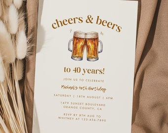 Könnte beinhalten: Eine weiße Karte mit goldener Schrift, die "cheers & beers to 40 years!" lautet, mit einer Aquarell-Illustration von zwei Bierkrügen, die anstoßen. Die Karte enthält auch Details für eine 40. Geburtstagsfeier, einschließlich Datum, Uhrzeit, Ort und RSVP-Informationen.
