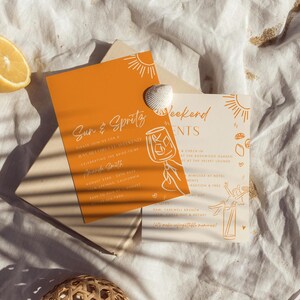 Pode incluir: Dois cart&otilde;es de convite laranja e branco com um design de sol e um copo de vinho. O texto nos cart&otilde;es diz "Sun & Sprity" e "Weekend Events".