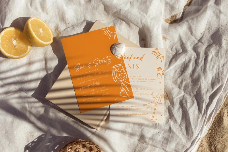 Pode incluir: Dois cart&otilde;es de convite laranja e branco com um design de sol e um copo de vinho. O texto nos cart&otilde;es diz "Sun & Sprity" e "Weekend Events".