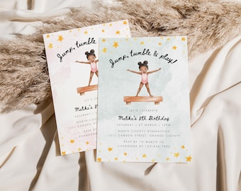 Puede incluir: Una invitación azul claro y rosa con estrellas doradas. Dice "Jump, tumble & play!" y presenta una ilustración de dibujos animados de una niña haciendo gimnasia en una viga de equilibrio. El texto también dice "Let's celebrate Malika's 8th Birthday" e incluye la fecha, la hora y la ubicación del evento.
