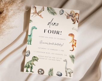 Puede incluir: Una tarjeta de invitación beige con temática de dinosaurios. La tarjeta presenta una ilustración de dinosaurio verde, azul y naranja con el texto "dino FOUR!" y "Buwan's fourth birthday!" La tarjeta también incluye la fecha, la hora y la ubicación del evento.