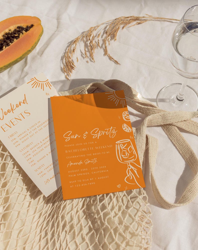 Pode incluir: Um cart&atilde;o de convite laranja e branco com o texto "Sun & Spritz" e um gr&aacute;fico de um copo de sumo de laranja. O convite &eacute; para um fim de semana de despedida de solteira celebrando Amanda Smith em Palm Springs, Calif&oacute;rnia, de 23 a 25 de agosto de 2024.