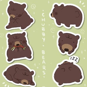 Può includere: Un foglio di adesivi con sei illustrazioni di orsi marroni in varie pose, tra cui seduti, mentre mangiano un pesce e mentre dormono. Il testo CHUBBY BEARS è stampato verticalmente al centro. Gli orsi hanno tratti arrotondati.
