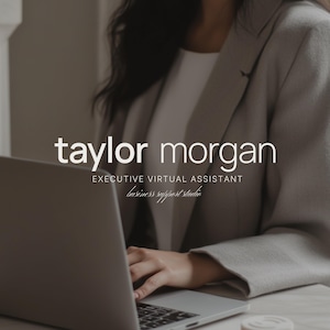 Può includere: Una persona con una giacca grigia lavora su un laptop. Il testo "taylor morgan EXECUTIVE VIRTUAL ASSISTANT business support studio" è visualizzato in bianco. Il laptop è aperto su un tavolo bianco.