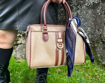 Sweet Vintage 80s 90s America Classic Brown Tan Beige Faux Leather Buckle Satchel Mini Duffel Bag Handbag