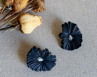 Sweet Vintage 80s Black White Mod Graphic Large Fan Flower Clip on Earrings