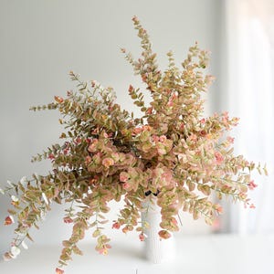 Eucalipto de tacto real de 31&quot; en verde salvia con detalles en burdeos/Verdor otoñal artificial, centro de mesa/florales/decoración para bodas/hogar