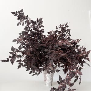 Cimicifuga de 83 cm en color ciruela oscuro, follaje otoñal artificial, centro de mesa DIY, arreglos florales, decoración para bodas, hogar y regalos para ella.