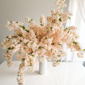 Rama de cerezo artificial de 39&quot; en color beige marfil, flores primaverales artificiales, centro de mesa, arreglos florales, decoraciones para bodas, hogar y regalos para ella